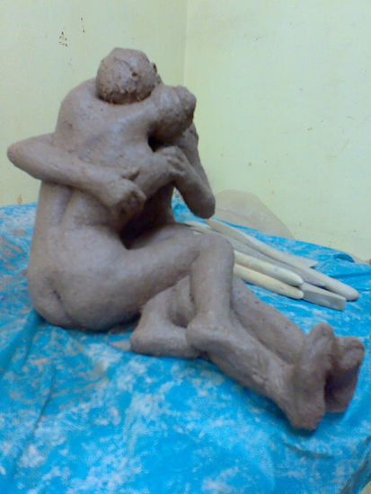 Figuras de pareja abrazandose. 