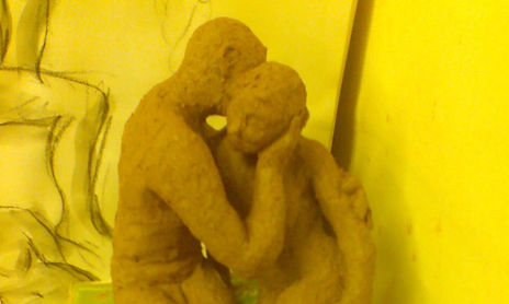 Trabajo de figuras humanas con barro.