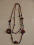 Collar marron y azules