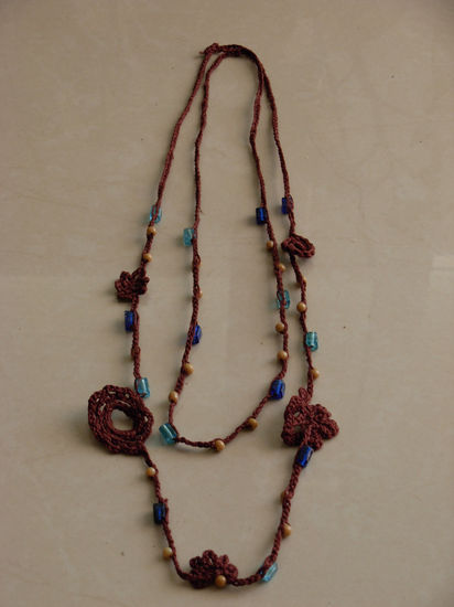 Collar marron y azules 