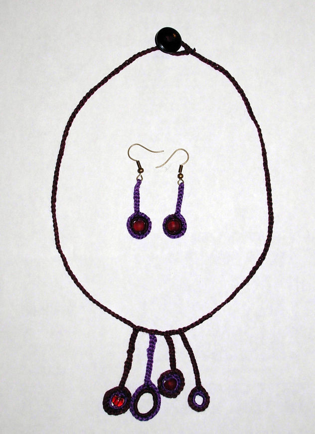collar y pendientes en violetas