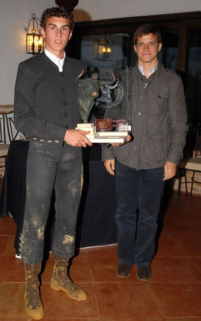 ESCULTURA BUSTO TORO.TROFEO FUNDACION INTERNACIONAL DEL JULI
