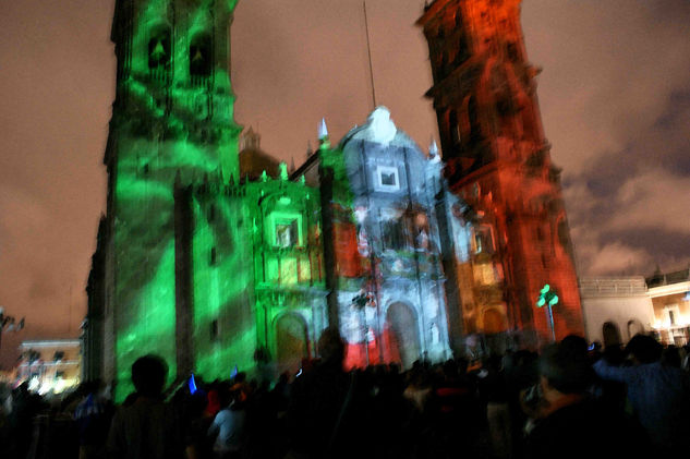 Fiesta en catedral de Puebla, Mexico por la noche 