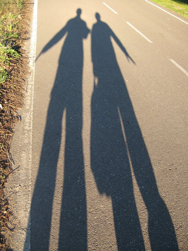 Dos Sombras en la Carretera