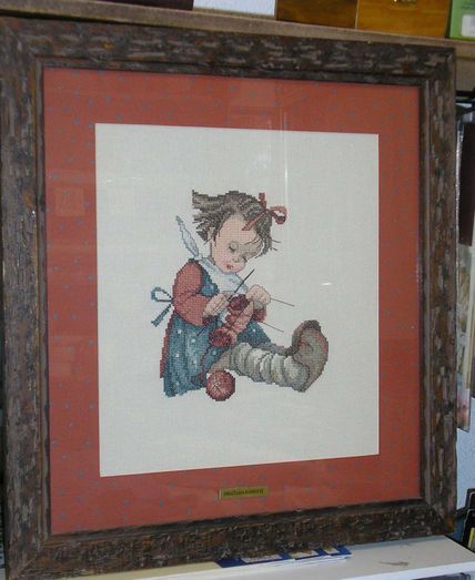 Niña tejiendo punto