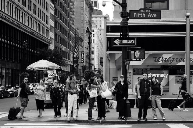 Fifth Ave moment Fotoperiodismo y documental Blanco y Negro (Digital)