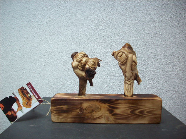 Clara y vista repartía. Wood Figurative