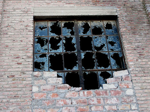 LA  VENTANA  ROTA