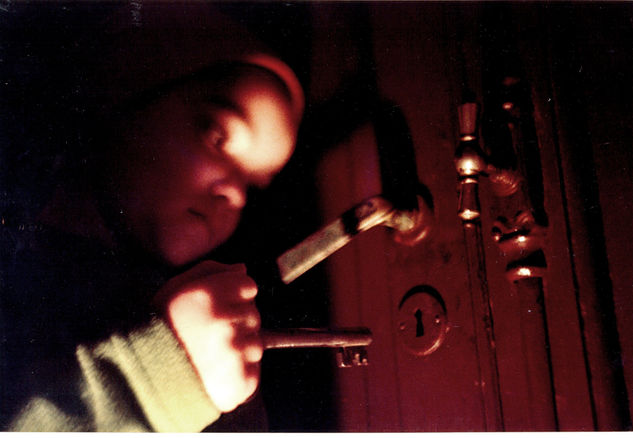 La niña espiando. 