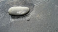 Piedra en la arena de la playa 2