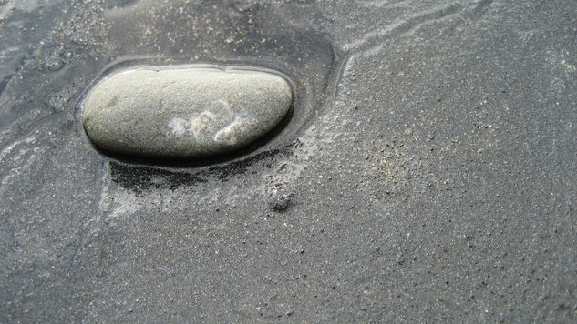 Piedra en la arena de la playa 2 