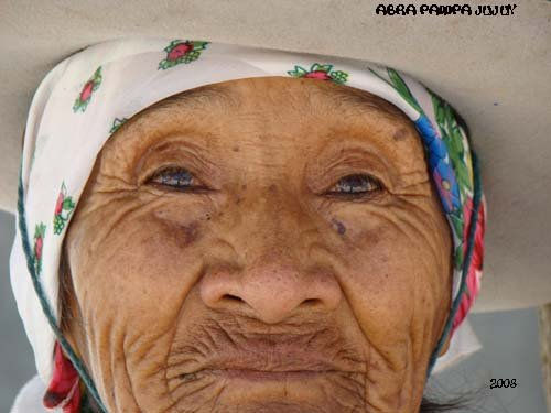 MUJERES, SIEMPRE URBANAS - CON ALGO EN LA CABEZA - " VIEJITA"