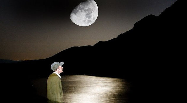 mirando la luna