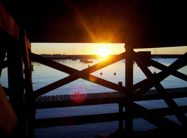 Atardecer bajo el muelle
