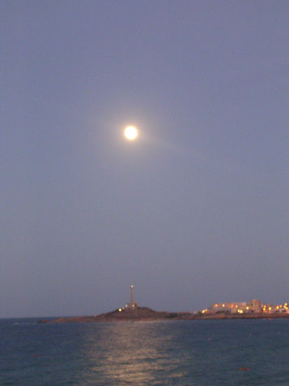 Faro con luna 