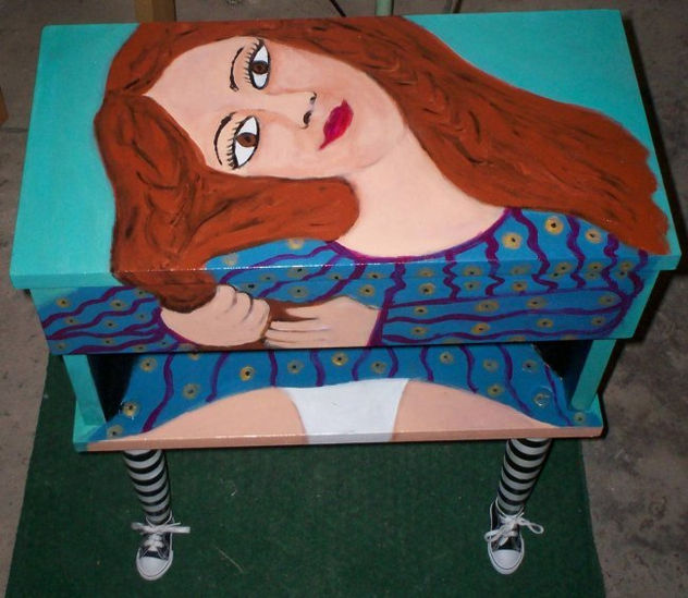 mesa la niña al peine