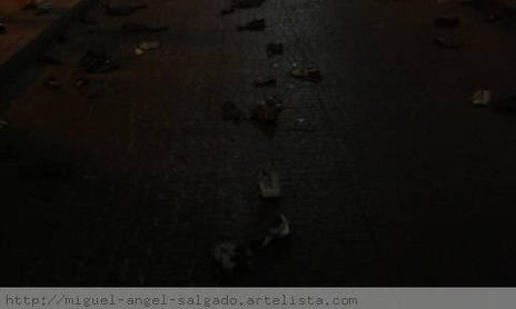 "... CORRÍAN DE UN LADO A OTRO ... Y YA EN LA MADRUGADA EL ESPECTÁCULO ERA DANTESCO... Y LA PLAZA QUEDÓ LLENA DE  ZAPATOS..."