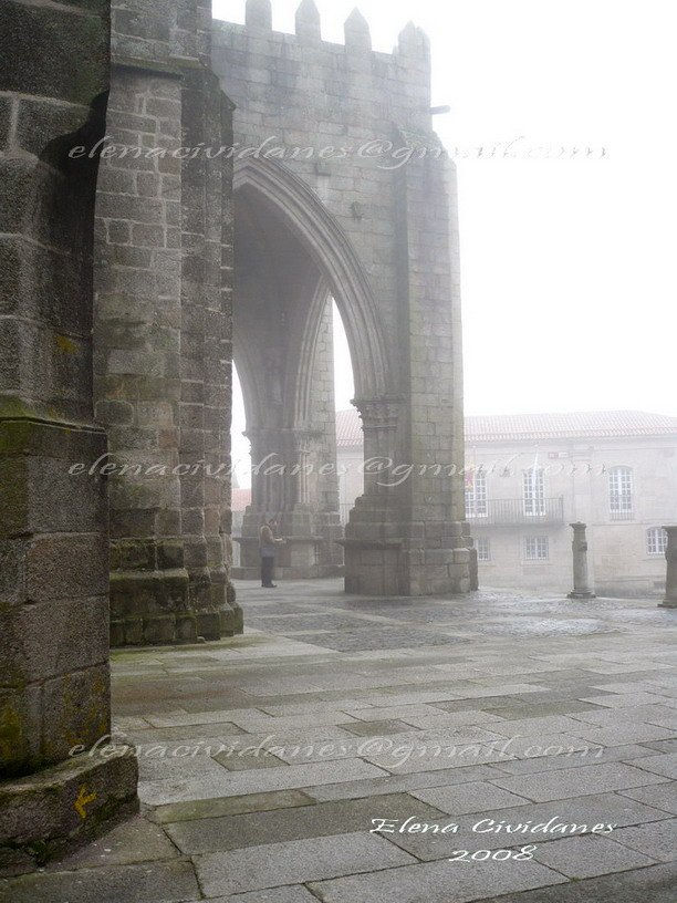 NIEBLA EN UNA FRIA MAÑANA ANTE LA CATEDRAL DE TUI