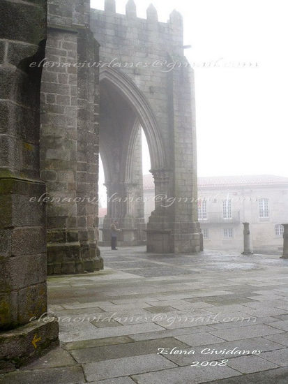 NIEBLA EN UNA FRIA MAÑANA ANTE LA CATEDRAL DE TUI Arquitectura e interiorismo Color (Digital)