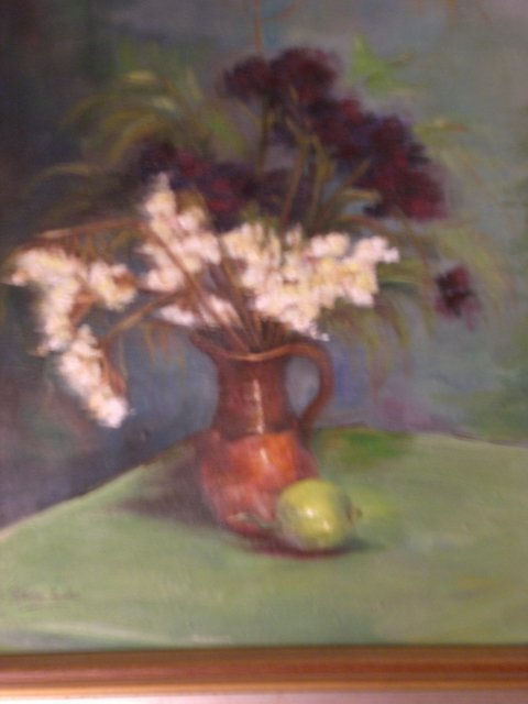Jarra con flores y limón