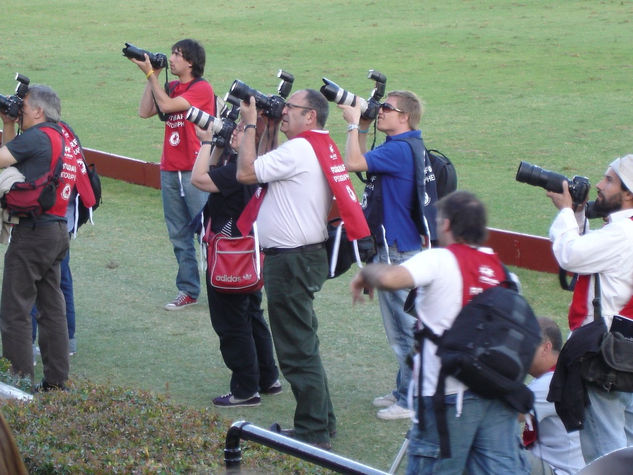 CUANDO CAMBIA EL ANGULO DE LA NOTICIA Fotoperiodismo y documental Color (Digital)