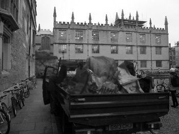 Truck next to the Radcliffe Camera Otras temáticas Blanco y Negro (Digital)