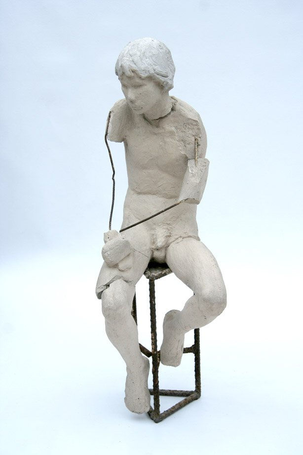 joven sentado e