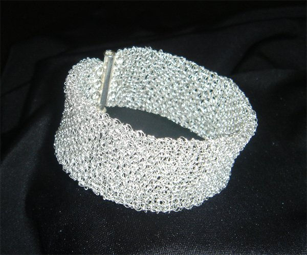 Pulsera tejida en punto peruano con hilo de plata. 