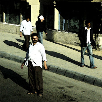 Hombre cruzando, y hombres caminando. El Cairo
