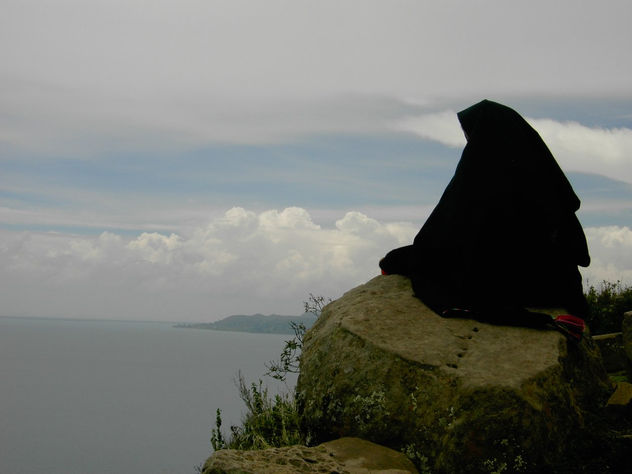 Chica pensativa en la isla de Taquile