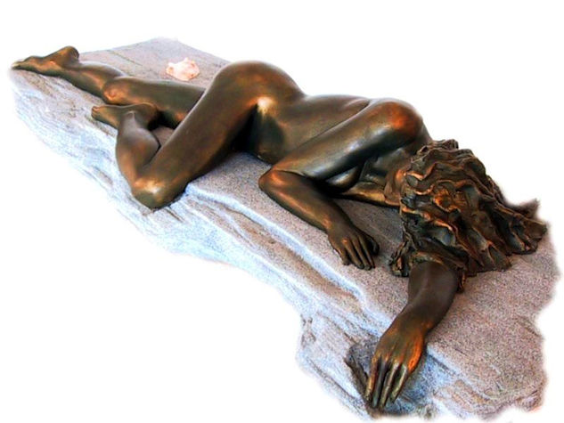 Dormida en el Acantilado Bronce Figurativa