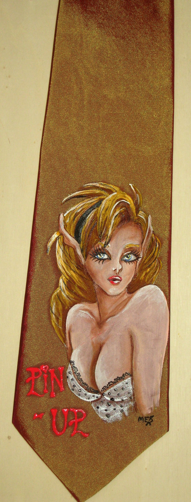PIN-UP CORBATA