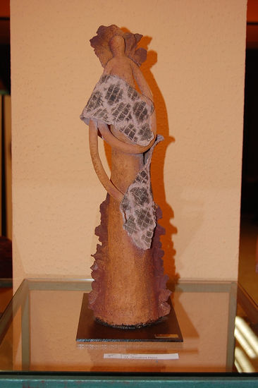 Dama con estola Pottery Figurative