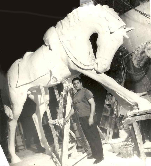 Caballo criollo, detalle del Monumento a San Martín, Tandil, Argentina 