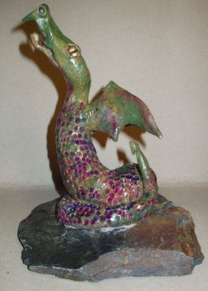 Dragón serpiente enroscado sobre piedra
