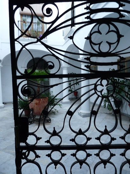 Tras la reja