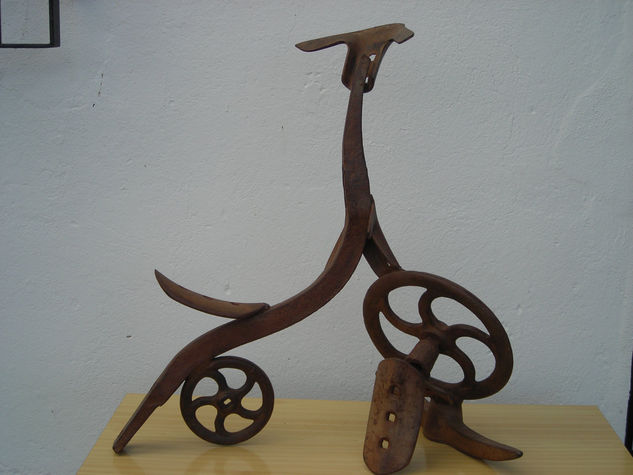 Bicicleta del futuro. Pottery Figurative