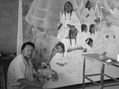 Saúl Gómez Pizano pintando mural apaches