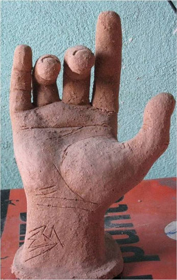 Mano Terracota Figurativa