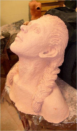 Mujer con Trenzas Terracota Figurativa