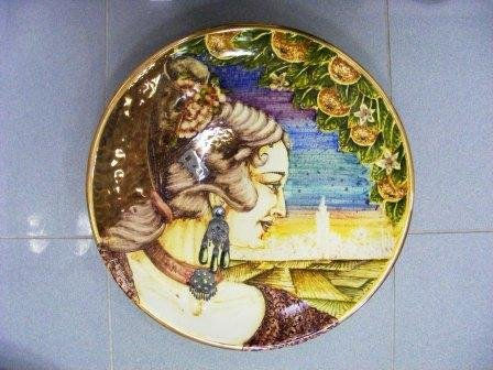 Plato gitana con motivos sevillanos