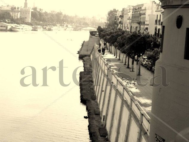 UNA MIRADA HACIA LA CALLE BETIS DESDE EL PUENTE DE TRIANA Otras temáticas Blanco y Negro (Digital)