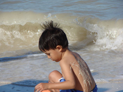 Niño en el mar 1