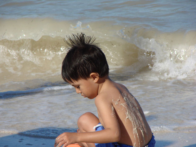 NIÑO EN EL MAR 1