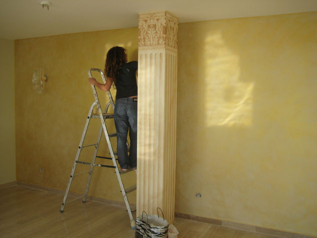 Pátina dorada en pared detrás de la columna. Otros Otros Otros