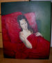 mujer sobre cama roja