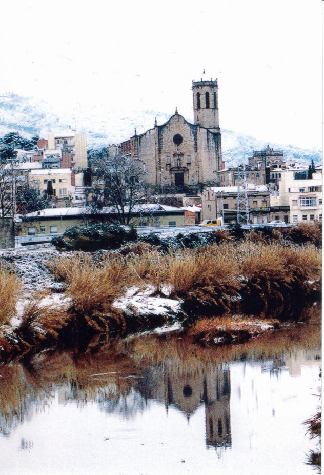 reflejo de la Iglesia en el rio