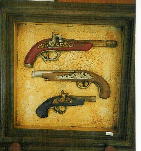 JUEGO PISTOLAS EN MARCO MADERA Decoración Muebles y Objetos de Madera