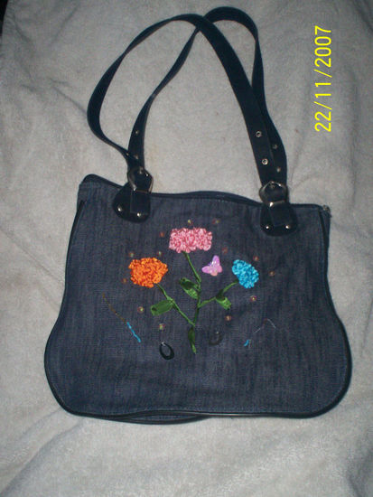 CARTERA EN JEAN BORDADAS CON CINTAS 