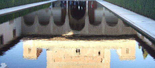 Ague reflejada de un castillo. 